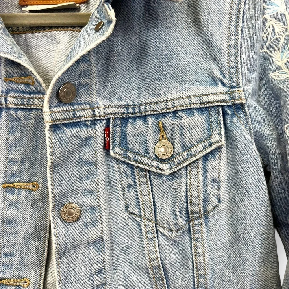 Levi's Jacket Womens Extra Small Blue Light Denim Floral Embroidered Trucker - Picture 10 of 16